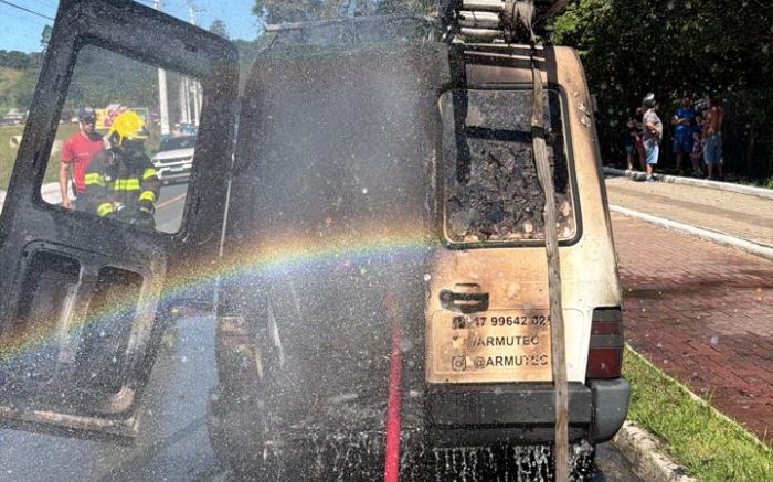 Bombeiros usaram cerca de três mil litros de água para apagar as chamas
