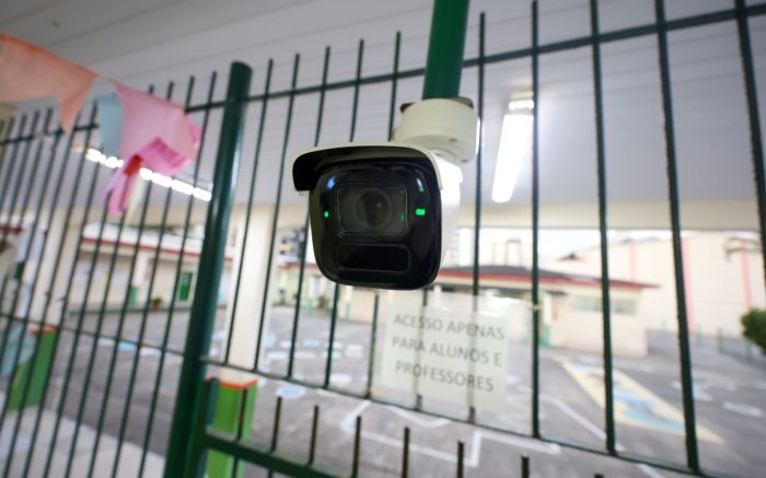 Áreas como pátios, corredores e entradas serão monitoradas; cobertura dos arredores virá em seguida