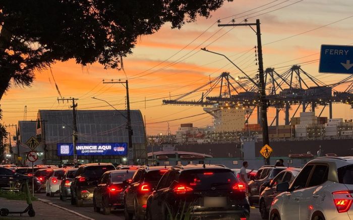 Fila do ferry boat quase invade a rua Joinville