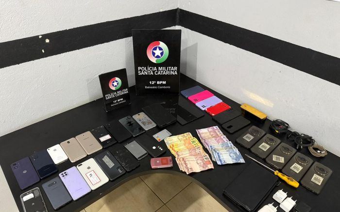 Polícia Militar recuperou celulares, tablets e dinheiro durante a ação na madrugada