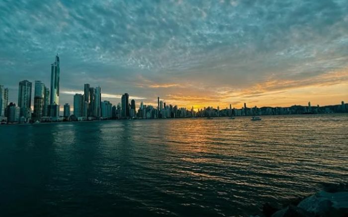 Desfile de moda transforma passarela em pista no lançamento do Balneário Fashion Show 2026, a partir das 17h