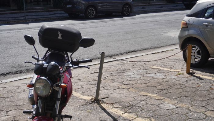 Embora área seja particular, rebaixamento do meio-fio libera espaço pra uso de todos