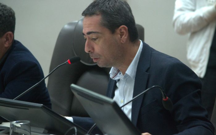 Processo segue na Justiça, sem ordem imediata para retirar conteúdos ou proibir falas de vereador de BC