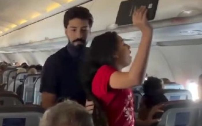 Tumulto a bordo foi nesta quarta, quando menina insistiu em se levantar a bordo da aeronave e improvisar culto