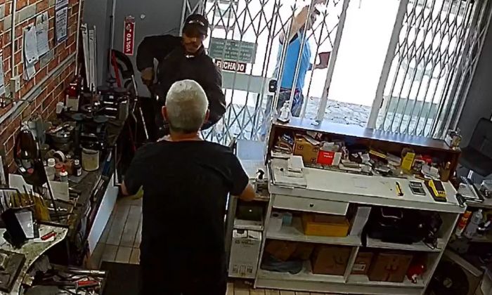 Bandido chegou a atirar contra a vítima, mas a arma não funcionou