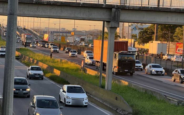 Véspera de feriado congestiona BR 101