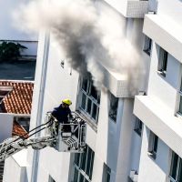 Incêndio em apê exige resgate dos bombeiros nas alturas