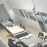 Ladrão arromba porta e invade revenda de carros em Itajaí