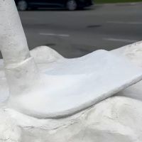 Carreta da alegria banca conserto de monumento em Itajaí