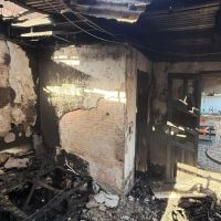 Criança acorda com incêndio em quitinete e salva família