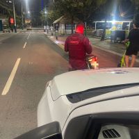 Motoqueiro levando criança fura sinal e perde Biz em BC