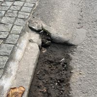 Obra entope bueiro e alaga rua em Cabeçudas