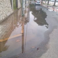 Obra entope bueiro e alaga rua em Cabeçudas