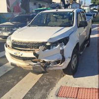 Motorista bêbado bate em caminhonete e tenta fugir após acidente