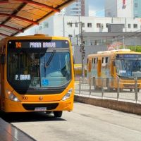 Sem ônibus à noite, alunos enfrentam espera e chegam em casa às 23h30