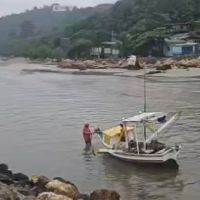 Barcos encalham na barra do Gravatá na volta da pesca