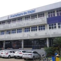 Motorista terceirizado da prefeitura bate em carro e vítima fica no prejuízo