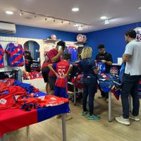 Marcílio faz bazar e torcida corre atrás de camisas históricas