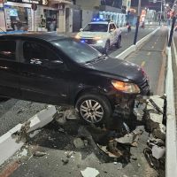 Motorista perde o controle, detona ciclovia e foge em BC