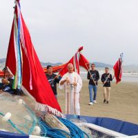 Padre abençoa pescadores de Porto Belo