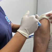 Vacinação contra a gripe segue postinhos de Balneário Camboriú