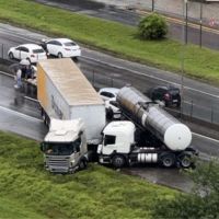 Engavetamento com carreta de produto perigoso trava a BR 101 em Itapema