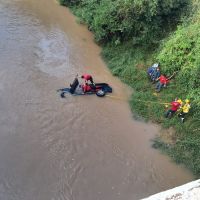 Mulher morre a caminho da missa em carro que caiu no rio