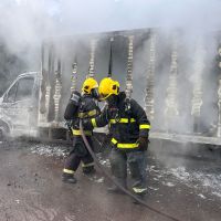 Caminhão que saiu de Itajaí pega fogo na serra de Guaratuba