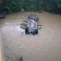 Fiat Toro sai da pista e cai em rio em Luiz Alves