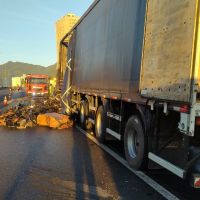 Acidente com caminhão trava sentido sul da BR 101 em Balneário Camboriú