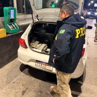 PRF prende traficantes com 50 kg de maconha em Porto Belo
