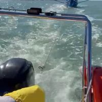 Barco de pesca de camarão fica à deriva após pane no motor