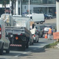 Saiba o que são as obras com tubos gigantes que travam o trânsito na Praia Brava