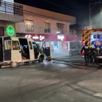 Van pega fogo em frente ao Mercado Público