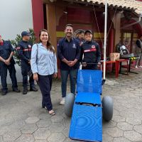 Penha ganha cadeiras anfíbias para ampliar acesso de pessoas com deficiência ao mar