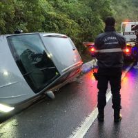 Motorista abandona Nivus tombado na Estrada da Rainha
