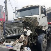 Batida entre caminhões trava a BR 470