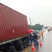 Motociclista bate e escapa de ser atropelado por caminhão