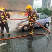 Carro pega fogo na marginal da BR 101