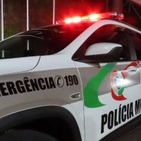 Mulher leva socos e tem cabelo puxado por homem no São Vicente