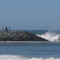 Semana começa com mar agitado e risco de alagamentos
