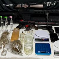 PM apreende drogas, revólver e armas fakes em Mercedes C180