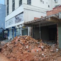 Prédio dos anos 1950 é demolido em Itajaí