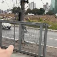 Cabos largados na Caninana bloqueiam passagem de carros