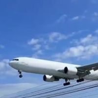 Avião “albino” da Latam chama a atenção em Navegantes