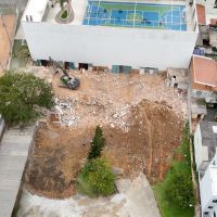 Edifício Irajá é demolido após ameaça de queda