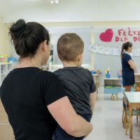 Mãe denuncia creche após filho sofrer pancada forte na cabeça