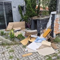 Moradora denuncia acúmulo de lixo e presença de moradores de rua no bairro Fazenda