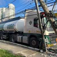 Caminhão derruba poste, deixa trânsito em meia pista e duas mil casas sem luz