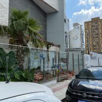 Trabalhador fica soterrado durante manutenção de jardim de prédio de luxo